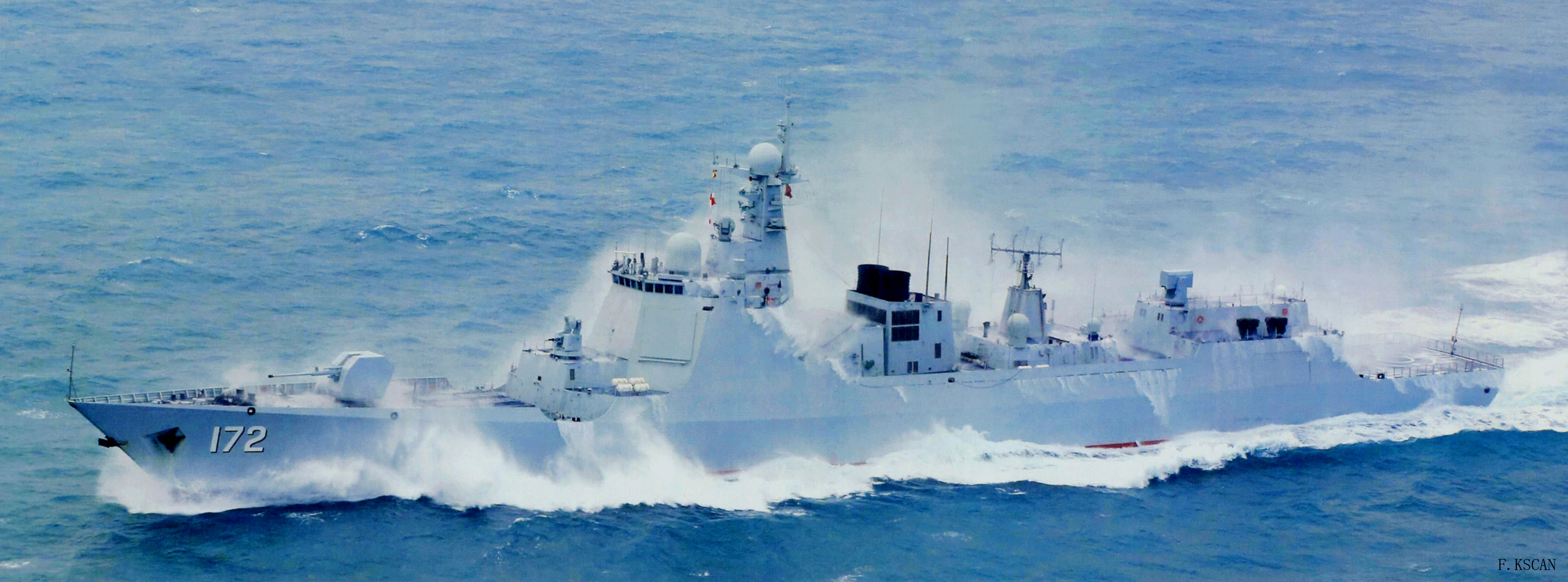 洗消作業中的中國海軍昆明艦