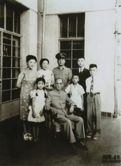 1947年龍雲與兒孫們合影於南京私邸