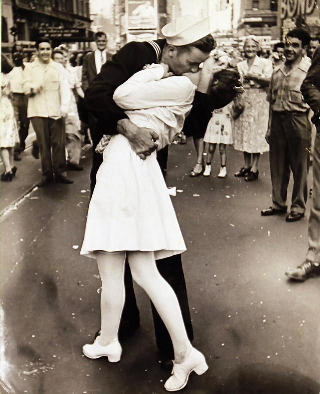 勝利之吻(紐約時代廣場經典照片)
