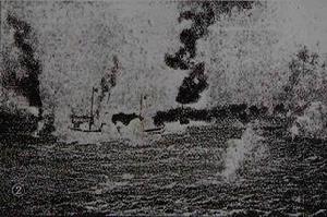 海戰中被圍擊中彈起火的西京丸