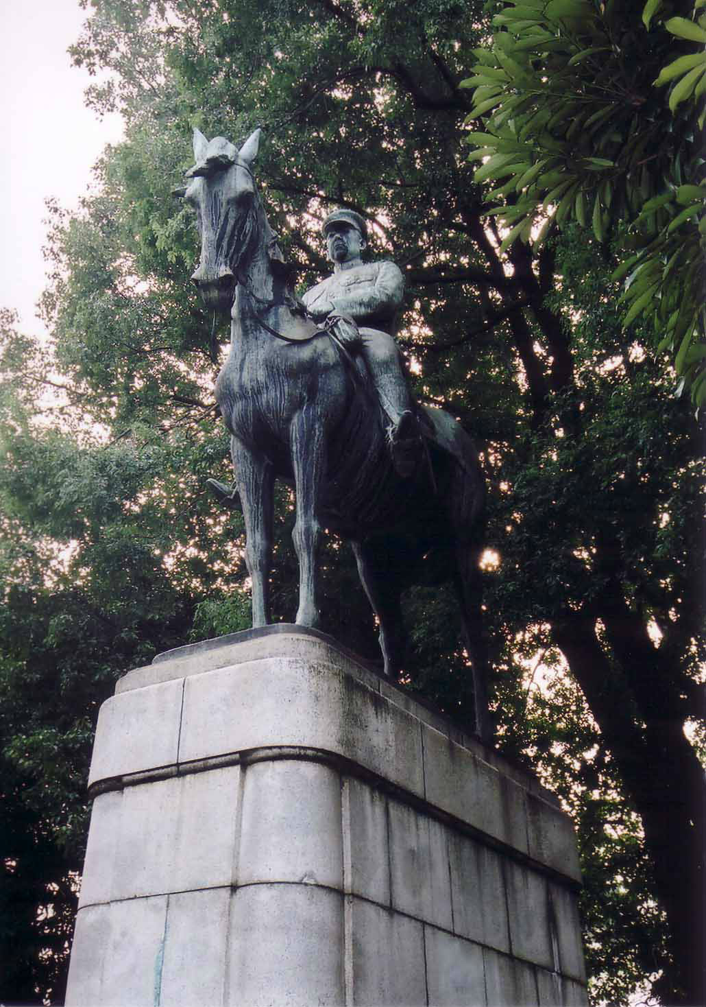 大山岩騎馬銅像