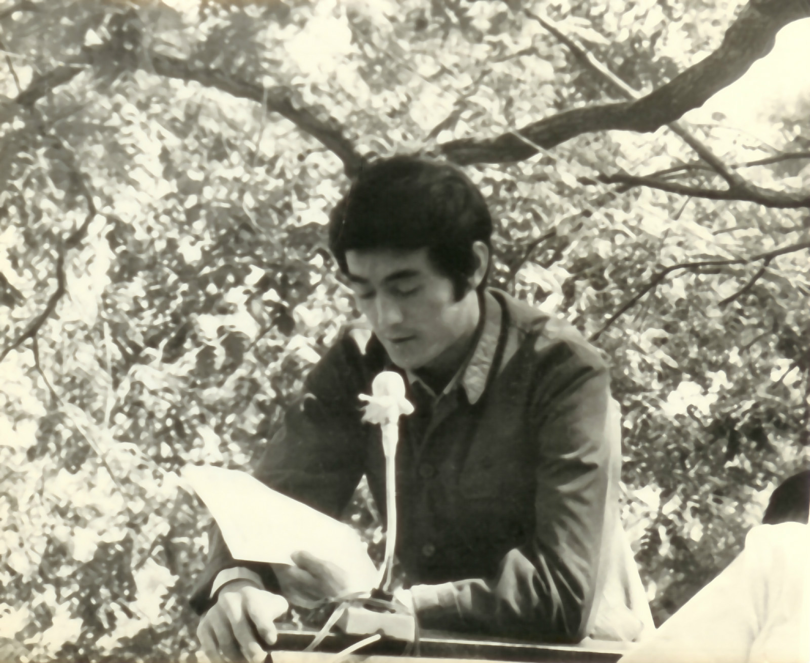1979年在紫竹院公園活動芒克在演講