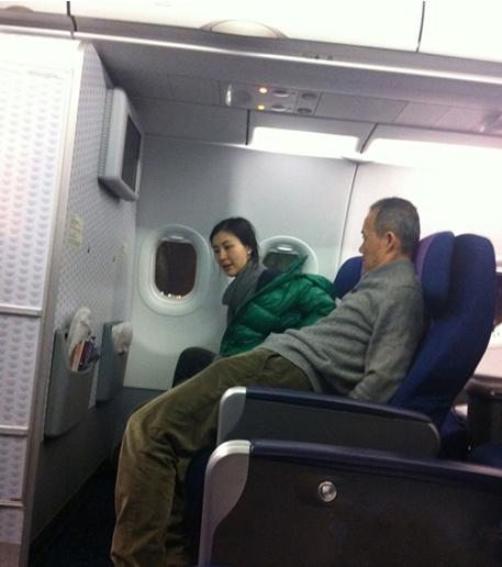 王石和田朴珺在飛機上