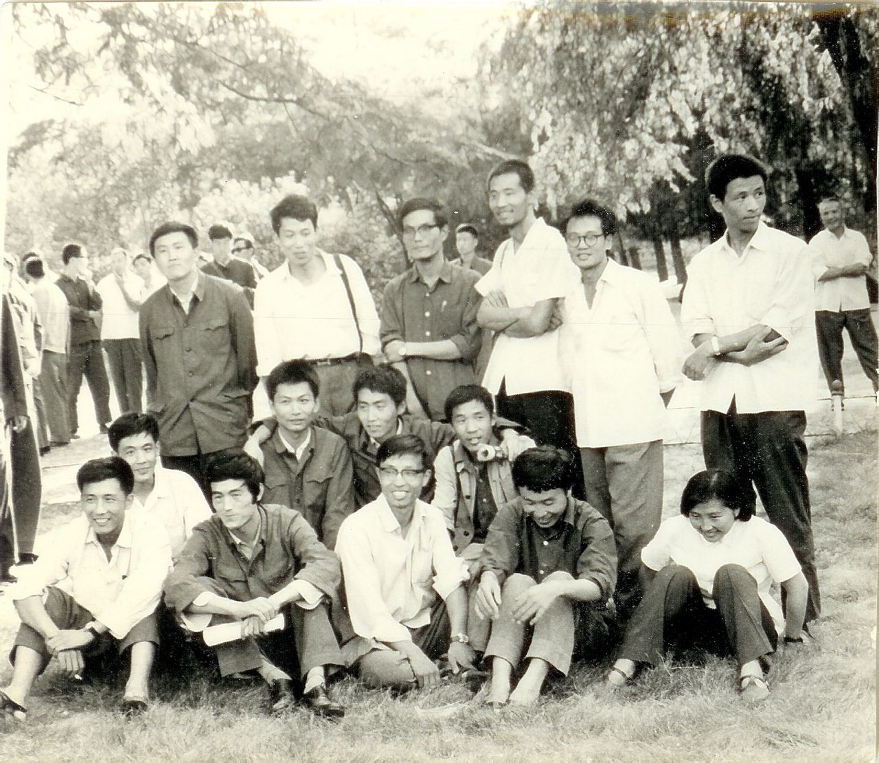 1979年《今天》編輯部成員在紫竹院公園合影