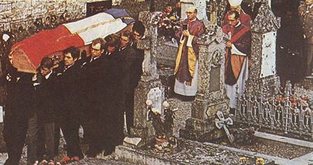覆蓋著法國國旗的靈柩被送至科龍貝墓地