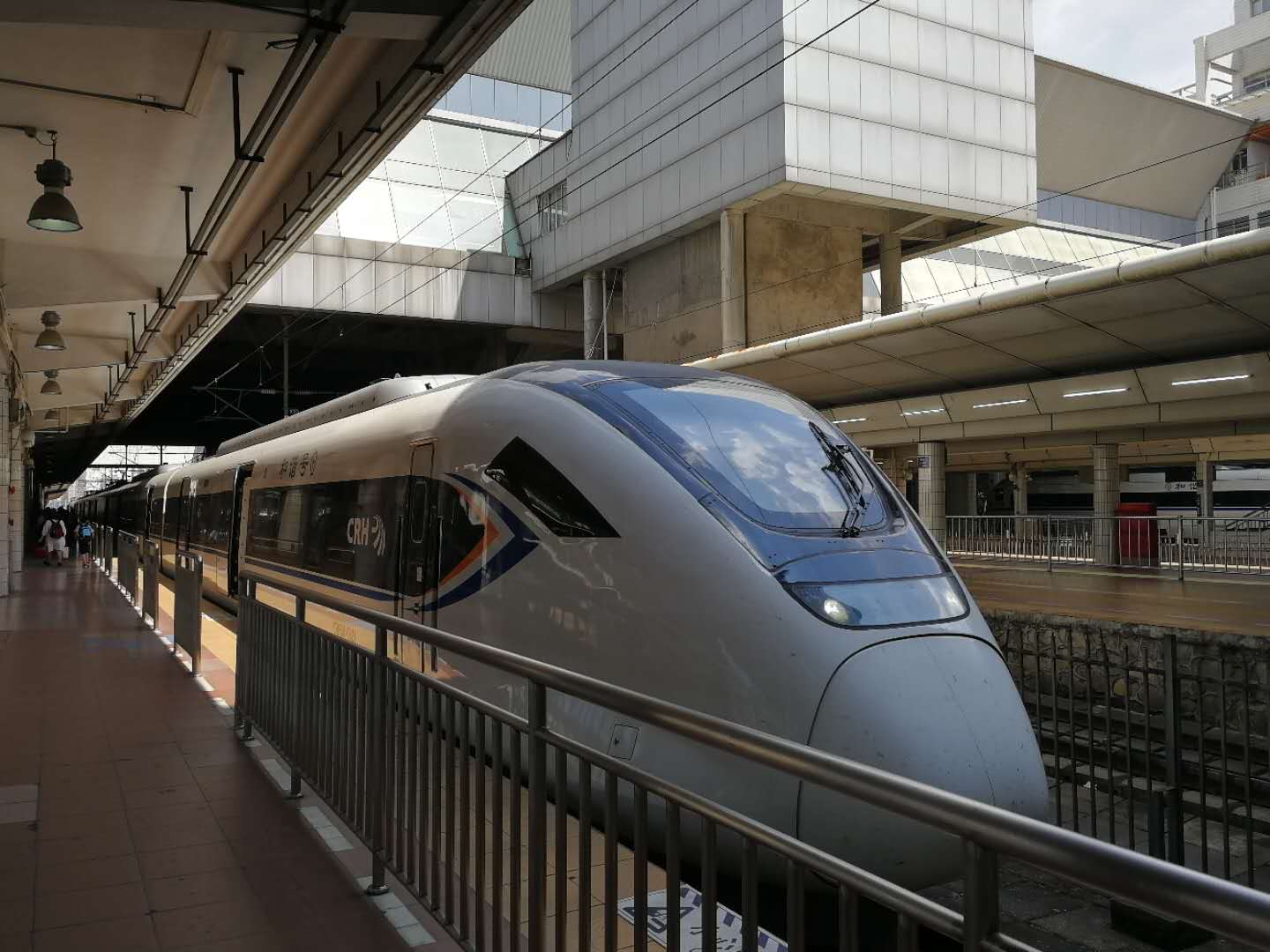 CRH6A型動車組停靠廣深鐵路廣州東站