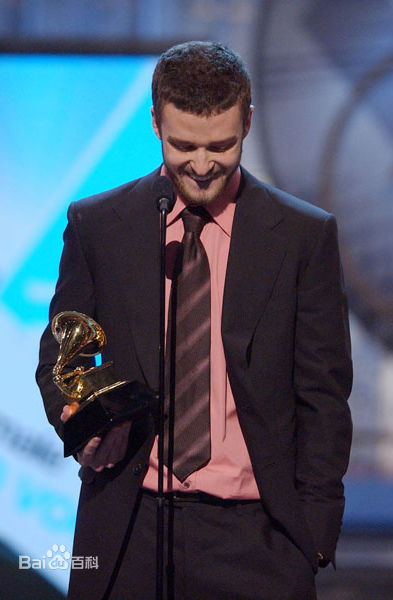 2004年格萊美現場領取最佳流行男歌手獎