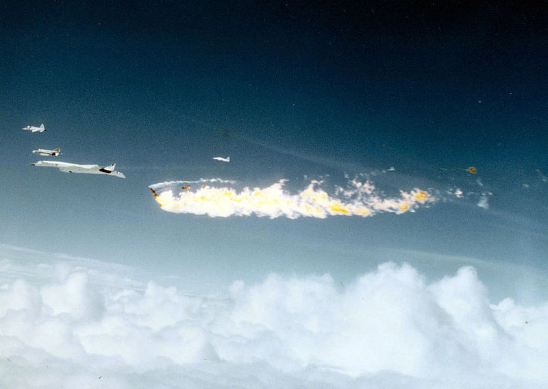 第二架XB-70原型機發生在空中撞機後爆炸起火的畫面