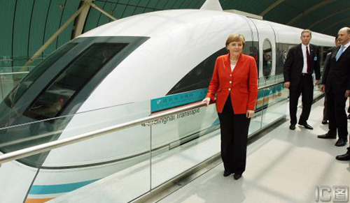 德國總理默克爾拍照磁懸浮列車