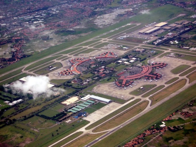 雅加达机场的2号候机楼启用於1992年.