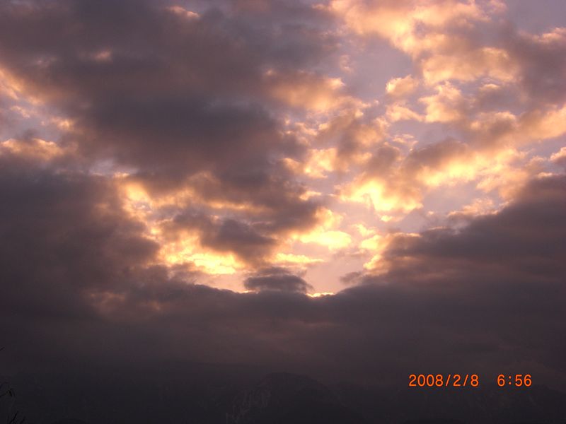 冬季雲海日出，照片下方是玉山