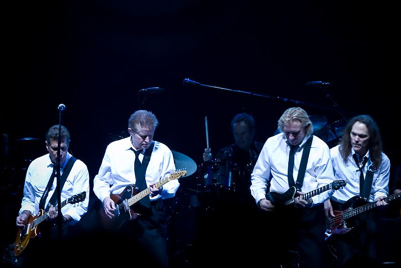 2008年，Joe Walsh（右2）隨老鷹樂隊演出
