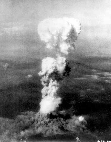 “小男孩”在廣島上空爆炸後形成的蘑菇雲