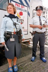 荷蘭女警穿著新襯衫制服