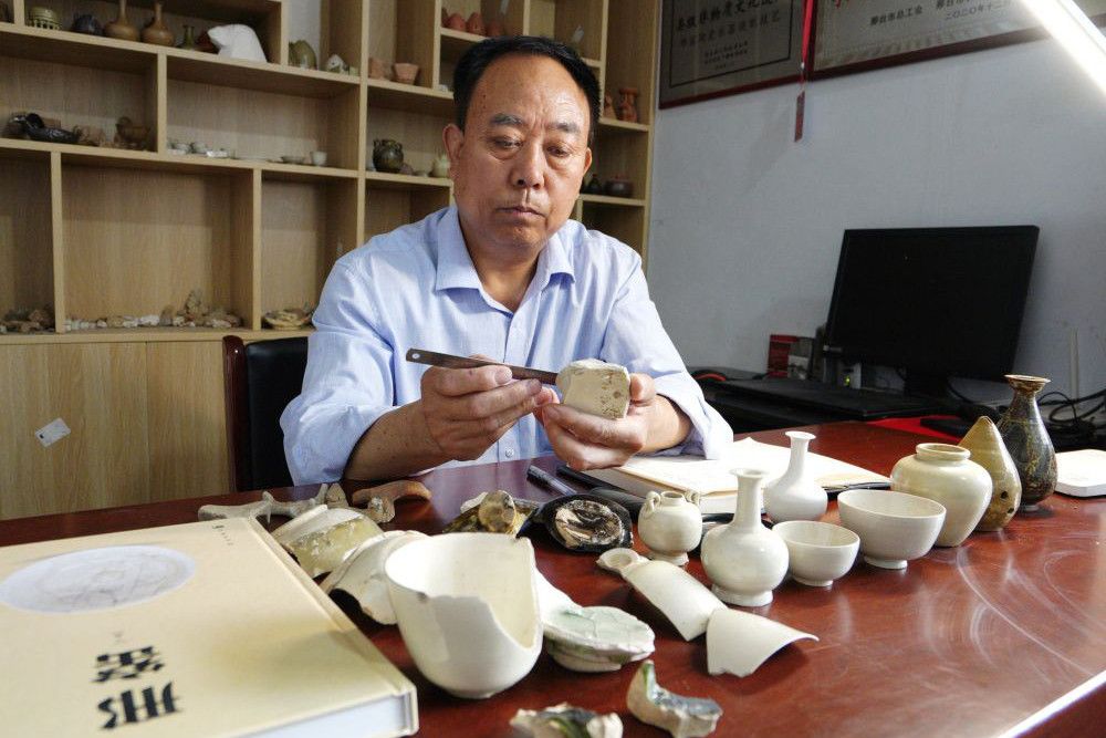 李恆坤(河北省邢台市內丘縣譽鑫傳盈工作室邢白瓷非遺傳承人) 李恆坤(河北省邢台市內丘縣譽鑫傳盈工作室邢白瓷非遺傳承人)
