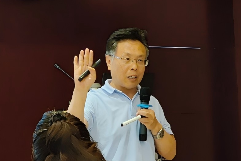 張建民(雲南大學工商管理與旅遊管理學院教授、博士生導師) 張建民(雲南大學工商管理與旅遊管理學院教授、博士生導師)