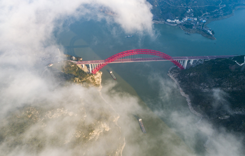 雲霧繚繞的秭歸長江大橋