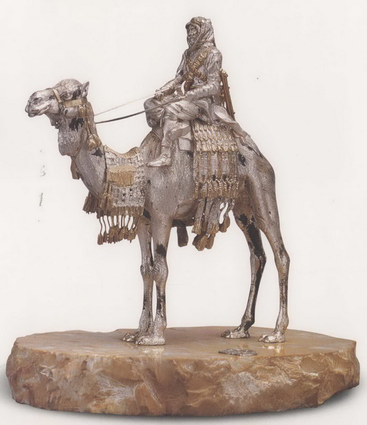 銀雕騎駱駝人物像