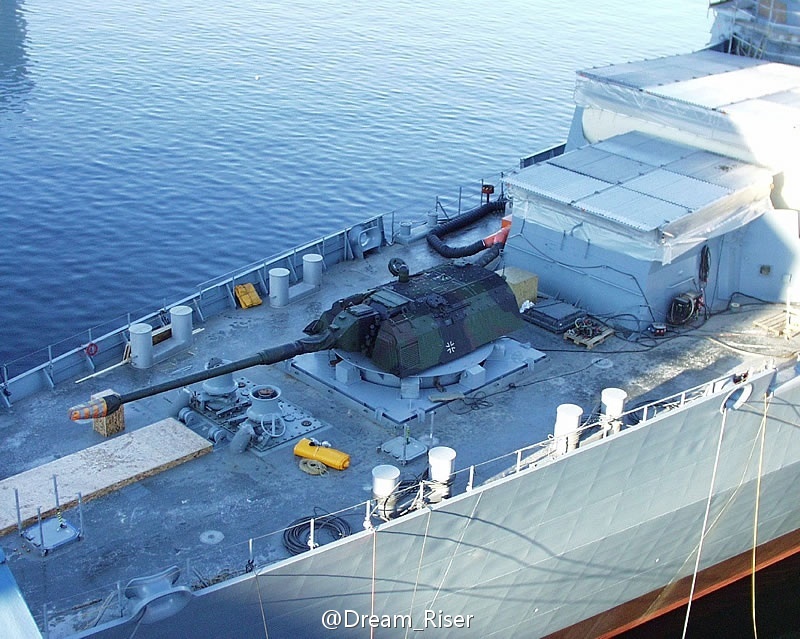 薩克森級護衛艦上測試的PzH2000