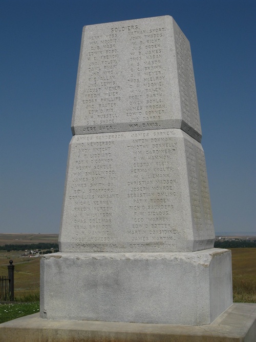 戰役紀念碑：刻有卡斯特和殉職的官兵姓名
