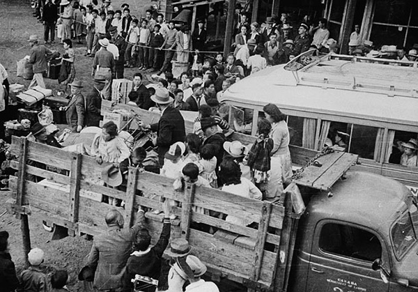 1942年，日本移民被安置到內陸的看守營中