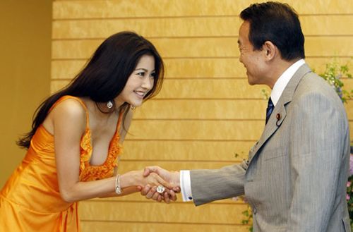 日本選美小姐拜訪首相