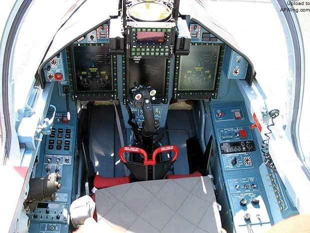 量產型號雅克-130的座艙