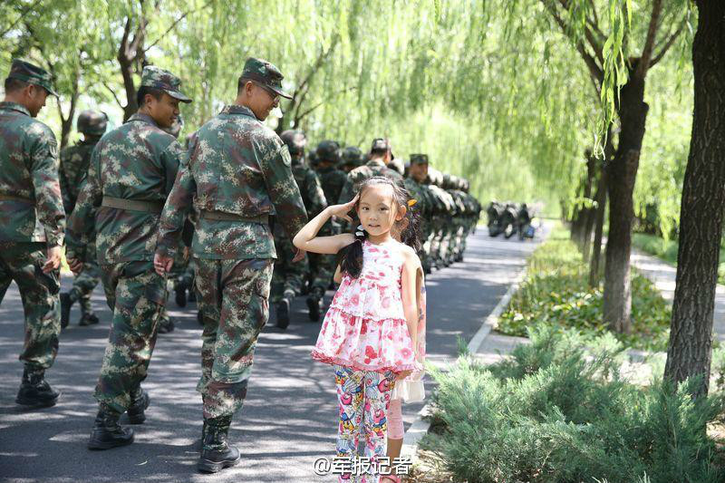 小萌妹(向官兵敬標準軍禮的小姑娘) 小萌妹(向官兵敬標準軍禮的小姑娘)
