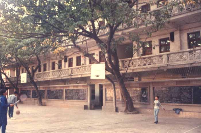 該校1989年前的教學樓圖片