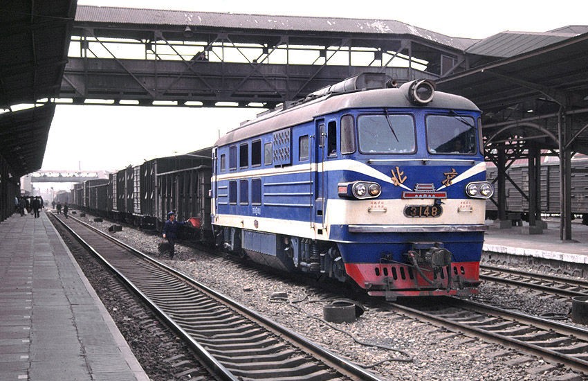 北京型3148號機車牽引貨運列車在天津北站