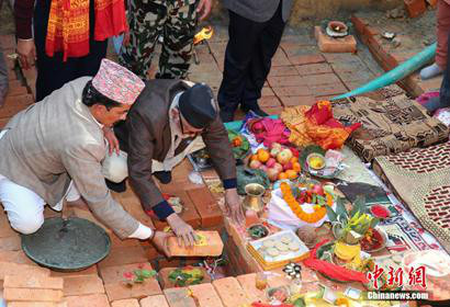 尼泊爾總理（前排右）參加奠基與祈福儀式