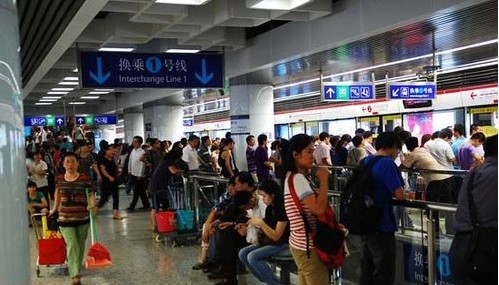 南京捷運二號線新街口站內，大量乘客滯留