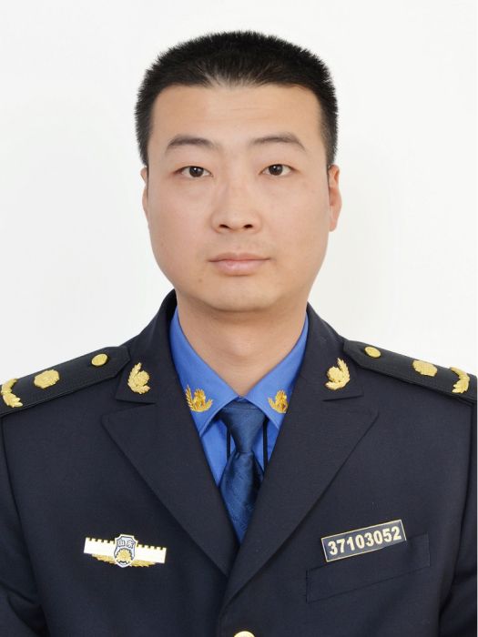 劉彬(山東省榮成市綜合行政執法大隊副大隊長) 劉彬(山東省榮成市綜合行政執法大隊副大隊長)