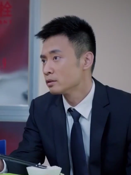 宋天意(都市現實題材劇《風雨送春歸》中的角色) 宋天意(都市現實題材劇《風雨送春歸》中的角色)