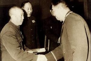 賀龍元帥給西藏軍區政治委員譚冠三授銜授勳