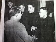 毛主席接見鞏天民等，右起第三人為鞏天民。