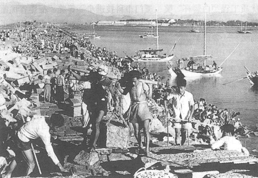 高集海堤緊張施工的場面（1954～1955年）