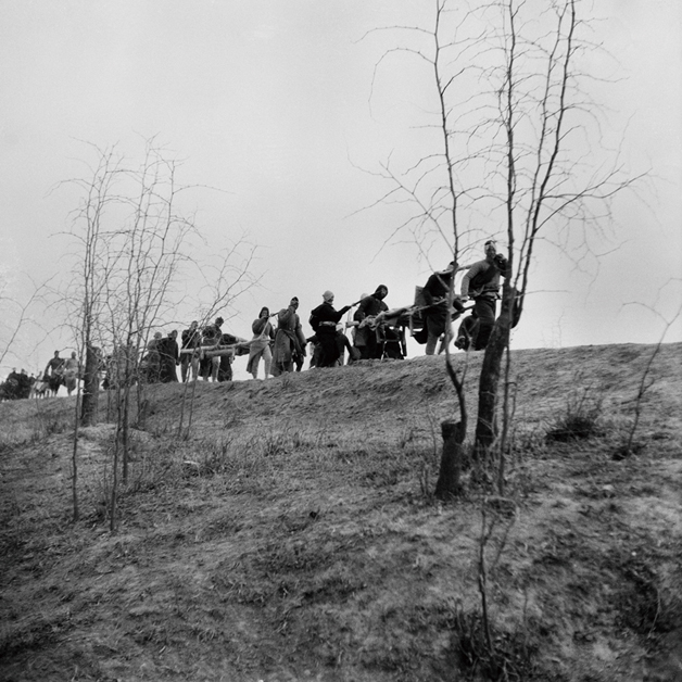 隴海前線的民兵擔架隊行進在黃河堤上