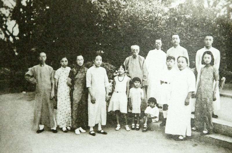 1935年賀黔雲夫婦與家人在北京合影