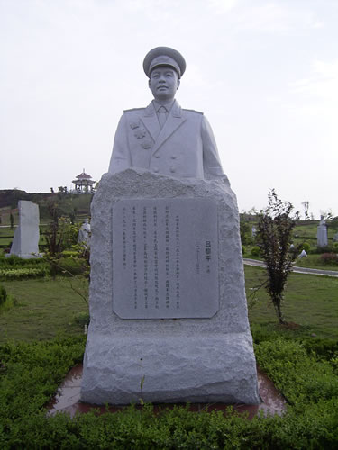 呂黎平雕像