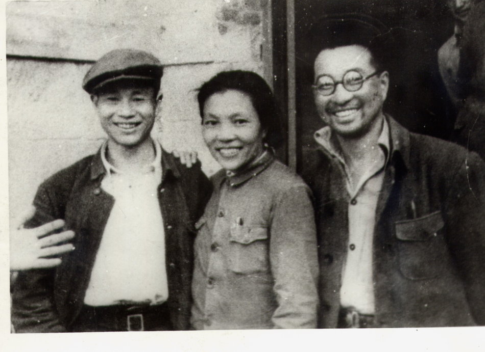 1945年中共“七大”代表徐以新（左一）、蔡暢、陳賡合影