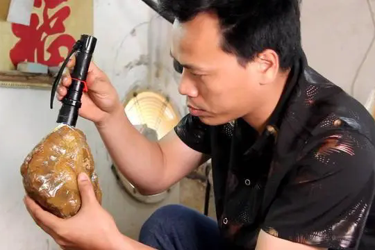黃樹榮(潮州鼻煙壺市級非遺代表性傳承人) 黃樹榮(潮州鼻煙壺市級非遺代表性傳承人)