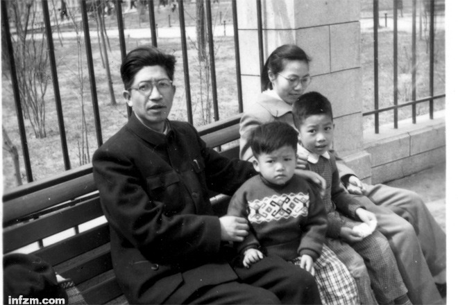 1957年4月許良英、王來棣一家在北京展覽館