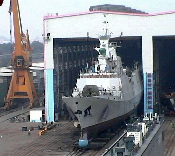 正由黃浦造船廠廠房中拉出的054型二號艦
