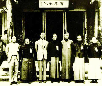 1941年在西南聯大，陳岱孫(左三)