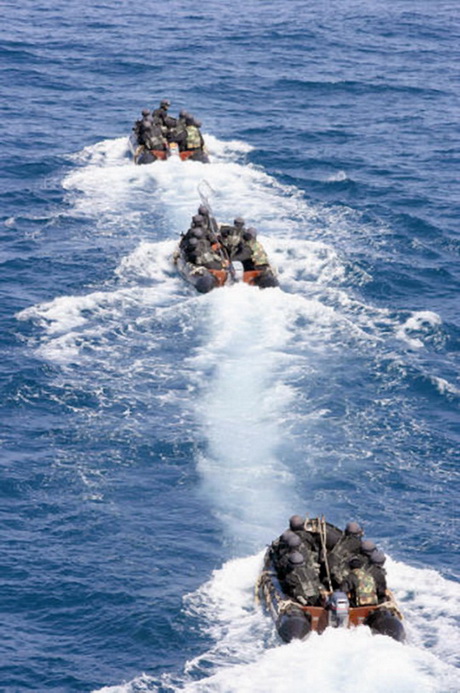 特戰隊員乘坐橡皮艇進行海上滲透