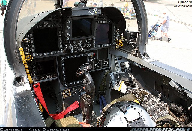 F/A-18E 的座艙布局