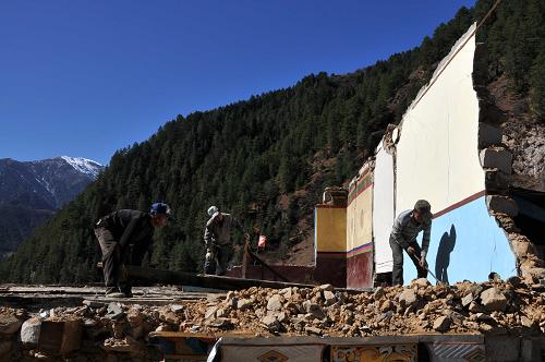 2011年11月19日下司馬鎮珠居村村民在地震後拆除危房2