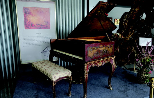 法國“普萊耶爾”品牌為當時清朝皇室特殊定製的油畫鋼琴