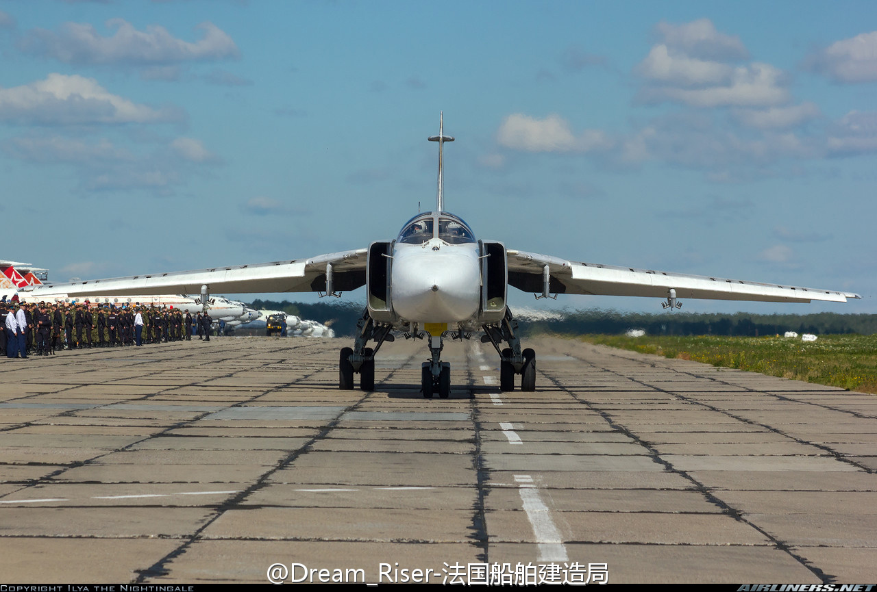蘇-24M正面